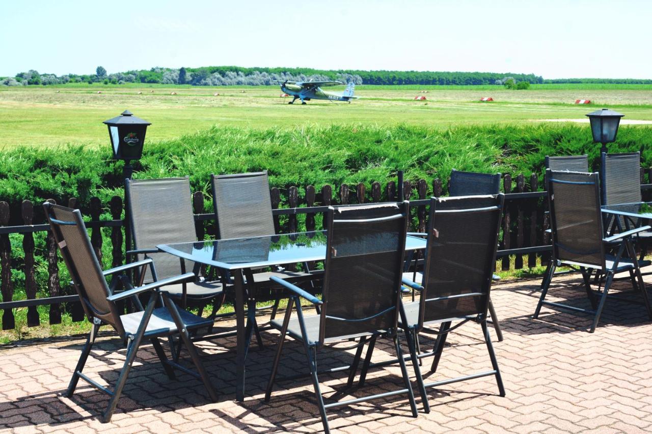 Bed and Breakfast Matko Airport Es Elmenykoezpont Exterior foto